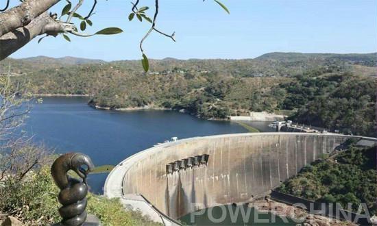 
            	當(dāng)?shù)貢r(shí)間12月24日深夜，由中國(guó)電建承建的津巴布韋卡里巴南岸擴(kuò)機(jī)項(xiàng)目首臺(tái)機(jī)組成功并網(wǎng)發(fā)電，將有效緩解津電力緊張的局面，成為中津友誼的又一座里程碑?？ɡ锇湍习稊U(kuò)機(jī)項(xiàng)目是中國(guó)電建首個(gè)進(jìn)入津巴布韋的項(xiàng)目，是津巴布韋獨(dú)立以來開工建設(shè)的規(guī)模第二大能源項(xiàng)目