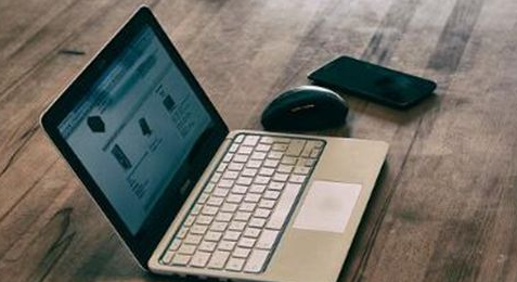 
            	近期各大新聞媒體皆在高度關(guān)注Meltdown與Spectre安全漏洞對Windows PC設(shè)備造成的影響，但可以想見，二者帶來的真正隱患其實在于對服務(wù)器以及云帶來的沖擊。Meltdown與Spectre處理器bug正牽動萬千桌面用戶的心－－自己的計算機(jī)被一款編寫質(zhì)量糟糕的英特爾或AMD CPU補(bǔ)丁弄到性能衰減確實很難讓人接受