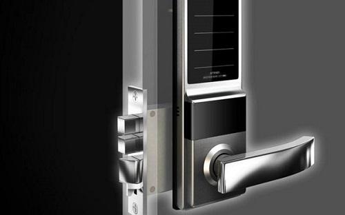 
            	兩周前的傍晚，上海雙流路一小區(qū)周阿姨家中發(fā)生盜竊案，損失現(xiàn)金數(shù)千元。民警調(diào)查發(fā)現(xiàn)，小偷是破壞門鎖進(jìn)入室內(nèi)盜竊的