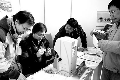 　　廣東中山市質(zhì)計(jì)所申請的27個(gè)檢定項(xiàng)目、32個(gè)校準(zhǔn)項(xiàng)目近日順利通過了廣東省局組織的法定計(jì)量檢定機(jī)構(gòu)擴(kuò)項(xiàng)考核。  　　至此，廣東中山市質(zhì)計(jì)所授權(quán)檢定項(xiàng)目已達(dá)196項(xiàng)、校準(zhǔn)項(xiàng)目215項(xiàng)、商品量/商品包裝計(jì)量檢驗(yàn)項(xiàng)目5項(xiàng)，獲授權(quán)項(xiàng)目總數(shù)達(dá)到416項(xiàng)，量值傳遞溯源能力得到進(jìn)一步提高