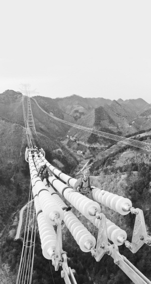 
            	張慧 趙琦/文 鄒小民/攝施工人員在導(dǎo)線上作業(yè)。開欄的話：從千里沃野到莽莽群山，從東海之濱到天山腳下，一基基鐵塔拔地而起，一條條銀線伸向遠(yuǎn)方，電能為決勝全面建成小康社會注入強勁的動力