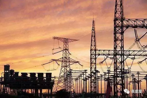 2018年1月3日國務(wù)院首次常務(wù)會議聚焦優(yōu)化營商環(huán)境，激發(fā)市場活力和社會創(chuàng)造力，并特別提出大力推動降電價。電價事關(guān)國民經(jīng)濟全局，也是工商業(yè)、大工業(yè)用戶最為敏感的生產(chǎn)要素，尤其是在鋼鐵、有色、化工、建材等高耗能產(chǎn)業(yè)中，電費是產(chǎn)品生產(chǎn)成本的重要構(gòu)成