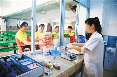 　　民以食為天，食品安全是人們幸福生活的基礎(chǔ)。在如今爆出多種食品丑聞的情況下，食品檢測(cè)變得尤為重要