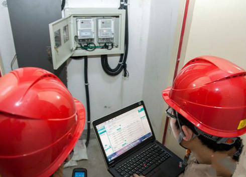 　　目前，“多表合一”信息采集系統(tǒng)平臺(tái)已在北京、天津、冀北、江蘇、浙江、安徽、福建、湖南、河南、江西、四川、重慶、遼寧、吉林、新疆15家省(市)公司部署上線，其中北京、天津、江西、福建、四川、新疆6家省(市)公司已完成水務(wù)公司客戶接入工作，12萬余戶居民享受到水電氣熱一單交費(fèi)便民服務(wù)。  (圖片來自國網(wǎng)四川電力公司) 　　“再也不用為了交水費(fèi)、電費(fèi)、煤氣費(fèi)，轉(zhuǎn)幾趟公交車，在城里跑個(gè)大半天了，真是給我們解了一樁難事