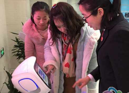 　　“歡迎您來到江蘇常州市人民檢察院,請(qǐng)選擇需要辦理的事項(xiàng)。”1月10日，一個(gè)“萌娃”的聲音出現(xiàn)在常州市檢察院“檢察為民服務(wù)中心”，引來了許多辦事群眾的圍觀