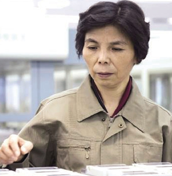 　　“變化的是技術(shù)，不變的是執(zhí)著的追求；要想和‘難關(guān)’死磕，必須精雕細(xì)琢。”這兩句話，是黃金娟為工作，也是為自己寫下的注解