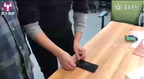 
            	最近，一家蘇州公司就向國家工信部、公安部、網(wǎng)信辦、人民銀行等四部門舉報，他們發(fā)現(xiàn)了手機(jī)指紋解鎖存在的一個驚天漏洞――只要用一段透明膠帶+一支導(dǎo)電筆，就可以秒破手機(jī)指紋識別系統(tǒng)，輕松開機(jī)，甚至支付。為什么能做到任意解鎖？原理在于：手機(jī)指紋鎖識別不需要100%比對相同，往往只要20%左右就可以