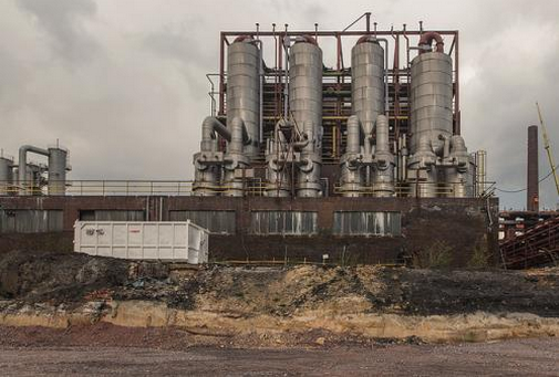 
                    
	本文為周其仁教授在佛山2018中國(guó)制造論壇所作的“對(duì)潛在需求作出更積極的反應(yīng)”主題演講 


	這個(gè)題目是我們一部分佛山企業(yè)今天正在做的事情，我的看法是，如果有更多的企業(yè)也這么做，佛山制造業(yè)一定會(huì)有光明的未來(lái)。 


	企業(yè)必然會(huì)遇到“成本詛咒”問(wèn)題 


	剛才祁斌講到RUST-BELT，這張照片上的建筑其實(shí)有三層會(huì)堂高，我們可以想像一下身臨其境的感受，現(xiàn)場(chǎng)看到的是銹跡斑斑的龐然大物