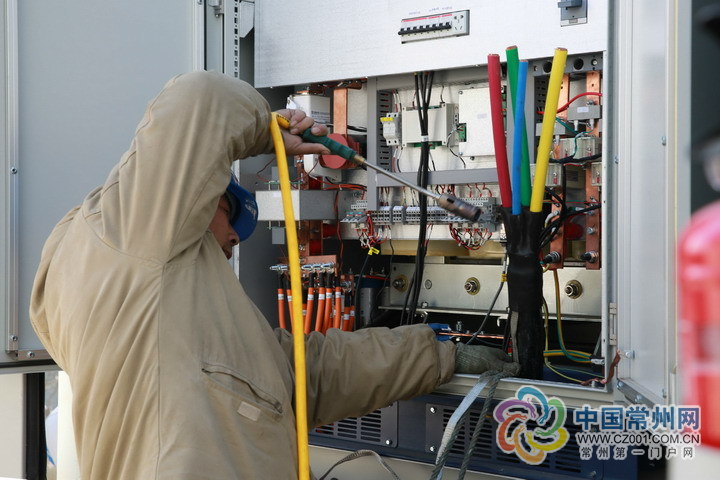 
	中國(guó)儲(chǔ)能網(wǎng)訊：1月15日上午，金壇區(qū)首套工商業(yè)智慧能源儲(chǔ)能系統(tǒng)，在位于朱林鎮(zhèn)的沃德豐電子科技有限公司完成主體安裝，并順利接入江蘇省電力公司儲(chǔ)能互動(dòng)平臺(tái)。


	在去年6月的一次現(xiàn)場(chǎng)走訪服務(wù)中，金壇供電員工陸騫了解到，沃德豐公司是一家高供高計(jì)10千伏專變用戶，每天運(yùn)作大約需要用電2萬(wàn)度，每月電費(fèi)近60萬(wàn)元，運(yùn)營(yíng)成本較高