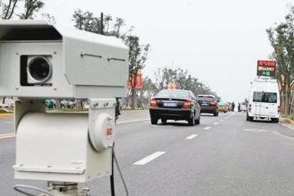 　　1月15日，記者從北京海淀區(qū)“兩會”上獲悉，今年海淀將推進(jìn)多種污染物協(xié)同減排，進(jìn)一步開展車輛尾氣、工業(yè)排放、揚(yáng)塵等污染源綜合治理，確保區(qū)域大氣環(huán)境質(zhì)量持續(xù)改善。其中，今年將推廣固定式遙感監(jiān)測系統(tǒng)，道路行駛的機(jī)動車排污有了“電子眼”監(jiān)控，從此環(huán)保人員可以24小時全天候?qū)Φ缆沸旭傑囕v排污進(jìn)行監(jiān)測