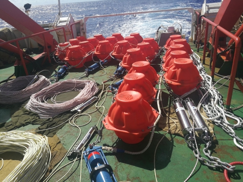 　　在中國科學(xué)院海斗深淵先導(dǎo)專項、國家自然科學(xué)基金、中科院“百人計劃”課題等項目支持下，2017年10月28日至12月15日，中科院深?？茖W(xué)與工程研究所海洋環(huán)流觀測與數(shù)值模擬研究室科研人員搭載中國海洋大學(xué)“東方紅2”號科考船參加為期49天的西太平洋中南部秋季航次。期間成功回收于2017年初布放在馬里亞納海溝“挑戰(zhàn)者”深淵中的萬米錨系潛標系統(tǒng)，其最大布放深度達10400米，獲取了深淵多層深度近一年的海流和溫鹽連續(xù)觀測數(shù)據(jù)