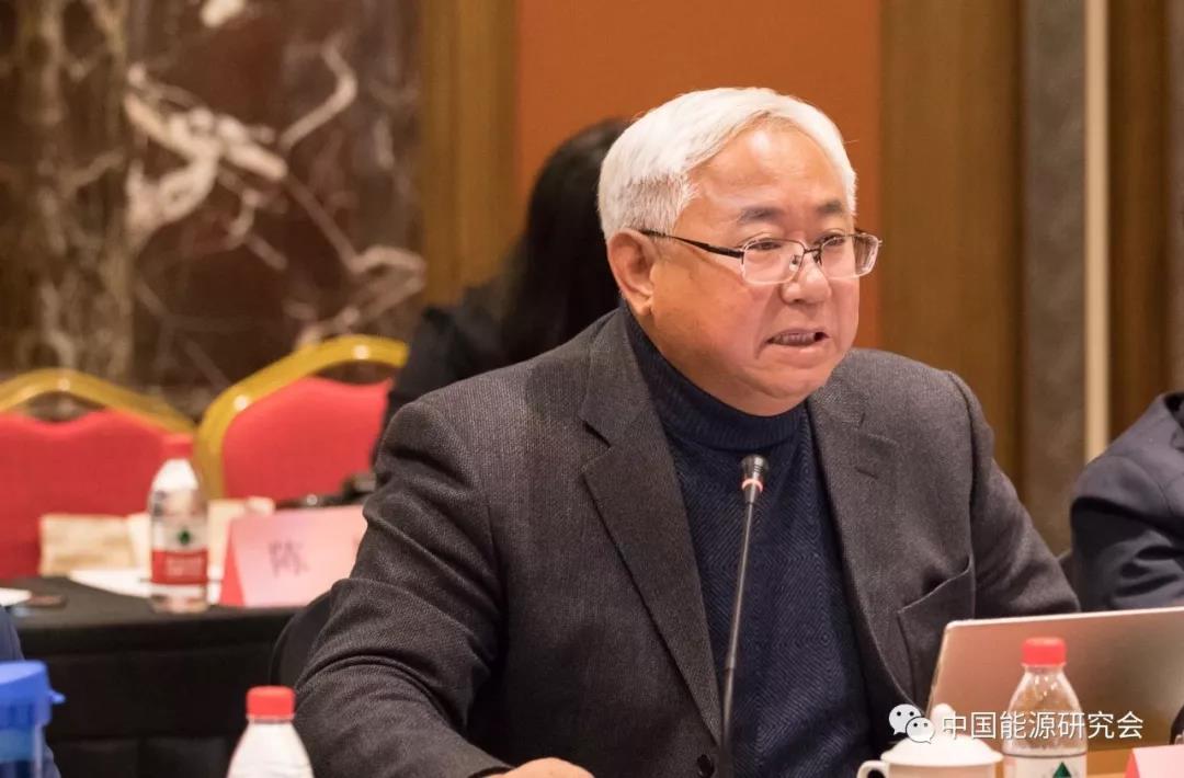 
	中國儲能網(wǎng)訊：國家能源局總工程師韓水指出，基于能源結(jié)構(gòu)調(diào)整升級、碳排放控制、大氣污染防治的需要給清潔能源留下的足夠的發(fā)展空間。新能源將是我國電力發(fā)展的主體，高效智能電力系統(tǒng)的建設(shè)和科技創(chuàng)新也給新能源發(fā)展夯實了基礎(chǔ)，提供了技術(shù)保障