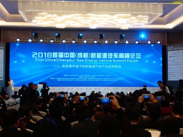 
	中國儲能網(wǎng)訊：2017年初，當(dāng)業(yè)內(nèi)預(yù)計當(dāng)年新能源汽車產(chǎn)銷量將達70萬輛時，曾有不少質(zhì)疑之聲。但日前，2017年新能源汽車產(chǎn)銷數(shù)據(jù)出爐，據(jù)中汽協(xié)數(shù)據(jù)顯示，2017年中國新能源汽車產(chǎn)銷量分別達到79.4萬輛和77.7萬輛，同比分別增長53.8%和53.3%