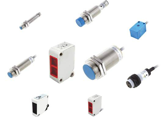 　　為什么小米掃地機器人遇到墻會自動拐彎？無人超市是如何感知顧客喜好的？iPhone X的人臉識別是怎樣實現(xiàn)的？  (圖片來自網(wǎng)絡(luò)，侵刪) 　　1月16日，在浙江杭州臨安青山湖科技城召開的一場科技大會，回答了上述問題：首先，得有“芯”。 　　現(xiàn)場，浙江省首個以智能傳感命名的小鎮(zhèn)——青山湖微納智造小鎮(zhèn)正式開園，位于青山湖科技城核心區(qū)域