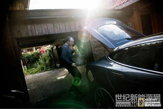 終有一天，電動汽車將取代汽油或柴油動力汽車，問題是，需要多久?國際貨幣基金組織和喬治城大學(xué)的研究者表示，比我們想象的更快。研究者參照20世紀初馬匹和馬車的迅速消失，認為到2040年，美國、加拿大、歐洲和其他富裕國家超過90%的客運車輛將會使用電力驅(qū)動