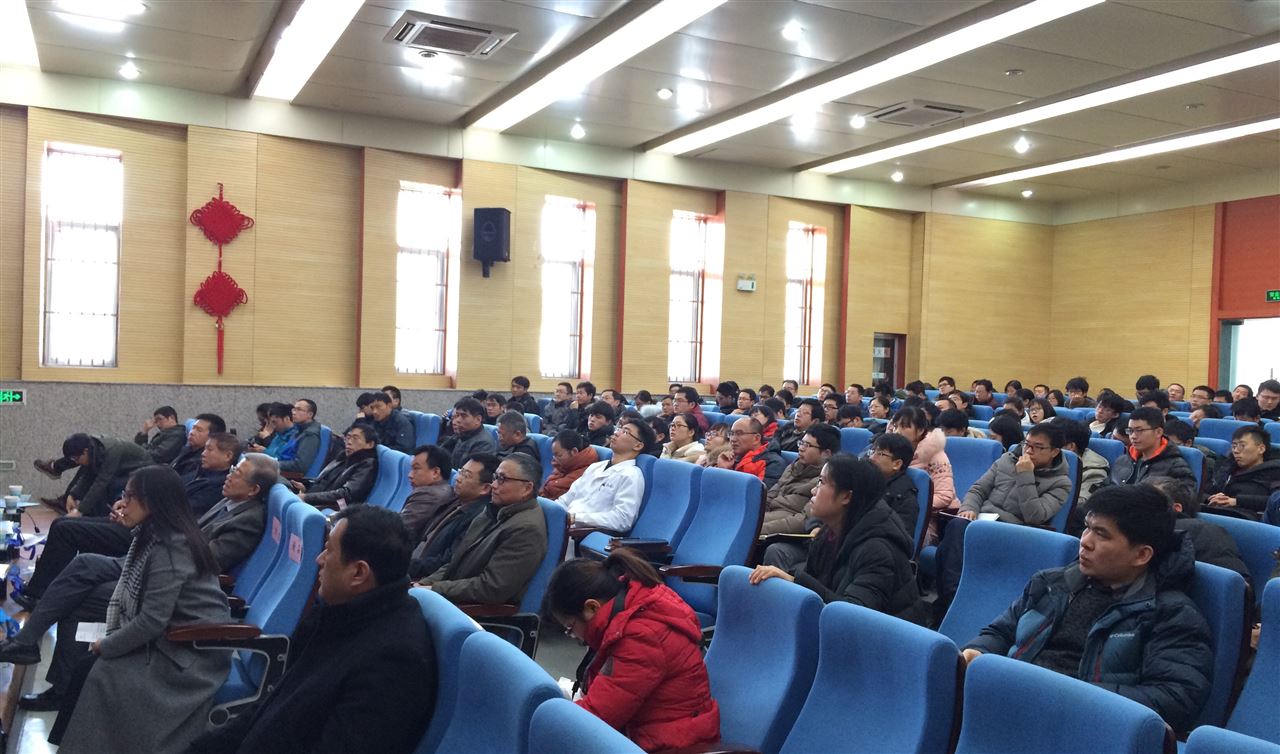 　　1月12日，安光所在綜合實驗樓報告廳舉辦2017年度學(xué)術(shù)年會，會議分為邀請報告與所內(nèi)報告交流兩部分。安光所首席科學(xué)家劉文清院士、毛慶和副所長、謝品華副所長、各中心職工和研究生200余人參加了本次年會