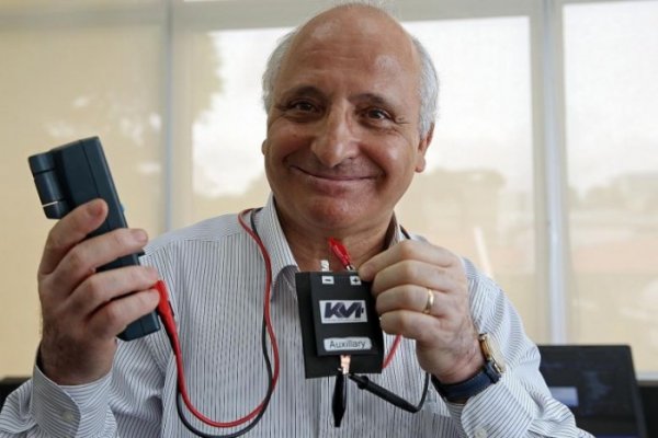 蘋果近日因故意降低舊電池老機型iPhone的性能備受指責(zé)，盡管其辯解稱此舉為防止電池性能下降的iPhone舊機型意外關(guān)機，但不可否認的是其確實故意降低了舊款機型性能。近日一項開拓性的新發(fā)明將讓蘋果再無理由因此限制舊機型性能，新加坡南洋理工大學(xué)(NTU)的科研人員聲稱發(fā)明了能讓鋰離子電池在10小時內(nèi)恢復(fù)至95%容量的技術(shù)，讓舊電池迅速重?zé)ㄇ啻?，對于電子設(shè)備和電動汽車行業(yè)影響深遠