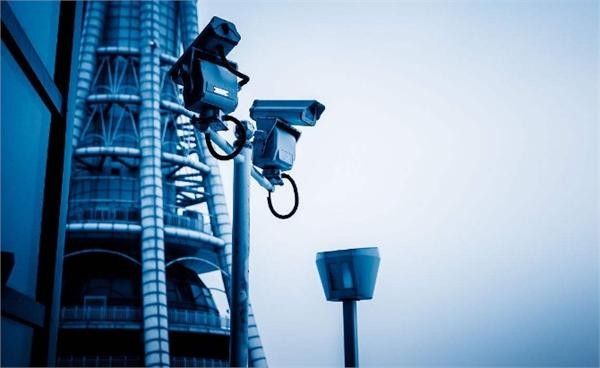 
            	自2004年平安城市建設(shè)項目設(shè)立開始，以技防為主，人防、物防為輔的全新科技管理方式逐漸普及。如今，平安城市建設(shè)已經(jīng)成為城市治安防控的必要組成部分也是實現(xiàn)智慧城市的重要因素