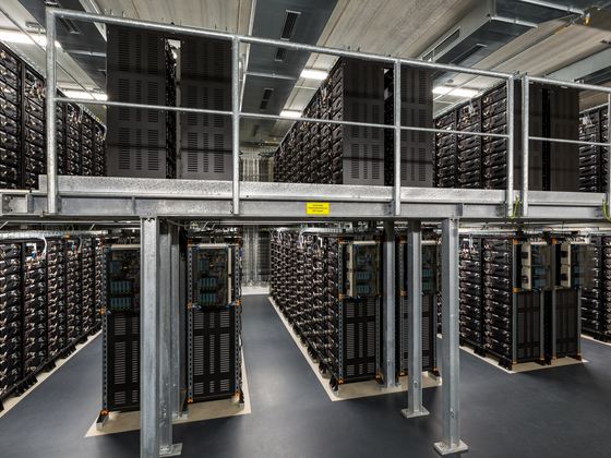 
	中國(guó)儲(chǔ)能網(wǎng)訊：2017年是儲(chǔ)能發(fā)展史上里程碑式的一年。這一年，國(guó)家級(jí)儲(chǔ)能政策出臺(tái)，標(biāo)志著儲(chǔ)能春天的來(lái)臨，企業(yè)加快開(kāi)拓儲(chǔ)能市場(chǎng)，并在實(shí)踐中不斷探索可復(fù)制的商業(yè)模式