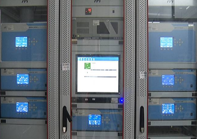 　　廣東東莞清溪鎮(zhèn)環(huán)境空氣質(zhì)量自動監(jiān)測站于近日建成并投入運行，全天候?qū)諝猸h(huán)境質(zhì)量進行實時監(jiān)測。  圖為清溪鎮(zhèn)環(huán)境空氣質(zhì)量自動監(jiān)測站內(nèi)部 　　廣東東莞清溪鎮(zhèn)環(huán)境空氣質(zhì)量自動監(jiān)測站是東莞市為民辦實事建設(shè)的重點項目，該站采用國內(nèi)先進的自動監(jiān)測儀器設(shè)備，可對PM2.5、PM10、二氧化硫、一氧化碳、臭氧、氮氧化物等主要污染物指標以及常規(guī)氣象參數(shù)在線監(jiān)控，實現(xiàn)空氣全天候連續(xù)自動監(jiān)測，并將實時數(shù)據(jù)上傳到東莞市空氣質(zhì)量共享平臺