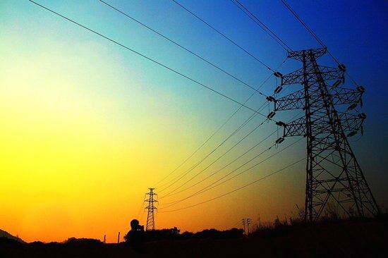 　　1月13日，西北油田供電管理中心為鋪開全電網(wǎng)智能化建設(shè)，試水打造的一條智能化、標準化的示范性配電線路，和在此線路上，建成的第一口標準化單井變臺，完成施工并開始投運。兩個高品質(zhì)的樣片工程，為油田今后信息化、智能化、互動化的一流智能配電網(wǎng)樹起了新的“標桿”