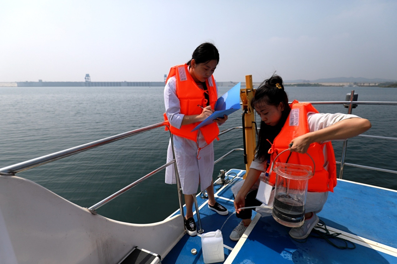 　　2017年，楚雄市環(huán)境監(jiān)測站按照《楚雄州環(huán)境保護局關(guān)于印發(fā)<2017年楚雄州生態(tài)環(huán)境監(jiān)測方案>的通知》和楚雄市環(huán)保局的要求，每月一次對楚雄市三個集中式飲用水源地九龍甸水庫、西靜河水庫、團山水庫和省控地表水龍川江青山嘴水庫斷面及尹家嘴水庫開展了水質(zhì)監(jiān)測工作。  (圖片來自湖北省紀委監(jiān)察廳) 　　水質(zhì)監(jiān)測項目為《地表水環(huán)境質(zhì)量標準》(GB3838-2002)表1的基本項目24項、表2的補充項目5項、湖庫增測葉綠素a、透明度和電導(dǎo)率共32項
