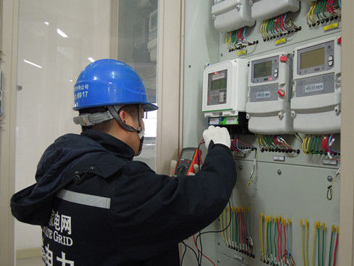 　　云南紅河個舊供電局大屯供電所計量器具室建設(shè)年度考評，通過一年的努力，依照“三位一體”管理思路計量器具室建設(shè)得到了豐富的成果，效果顯著，在個舊局2017年度供電所反腐倡廉建設(shè)考評中，得到了局監(jiān)察審計部的認可，管理方法和思路也被認可并推薦推廣使用。  (圖片來自網(wǎng)易) 　　計量裝置“三位一體”管理，即以廉潔、安全、規(guī)范為基準要素管理計量裝置的一套思路