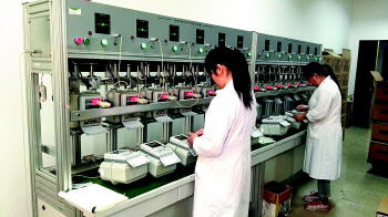 　　日前，天津大港油田檢測中心對800多只民用IC卡燃氣表進行了嚴格“體檢”，“體格強健者”將披掛檢定合格證“上崗”，由礦區(qū)管理部門送往5個社區(qū)交付油區(qū)家庭使用。  (圖片來自網(wǎng)絡(luò)，侵刪) 　　大港油田檢測中心以關(guān)注民生、靠前服務(wù)為宗旨，專注計量技術(shù)服務(wù)，把民心工程做優(yōu)、做實，支持礦區(qū)物業(yè)服務(wù)的可持續(xù)發(fā)展