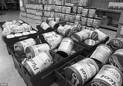 
            	　　　　拉克塔利斯集團正在召回大批感染沙門氏菌的嬰兒食品 圖片來自網(wǎng)絡(luò)　　已持續(xù)一個多月的法國拉克塔利斯集團召回大批感染沙門氏菌嬰兒食品事件仍在發(fā)酵?！　∮捎诖饲耙堰M行的召回工作不盡人意，公眾憤怒難平，法國經(jīng)濟部長勒梅爾上周宣布，當前市場上，所有由該集團受病菌污染工廠生產(chǎn)的嬰兒食品，將全部召回，不再受生產(chǎn)日期限制