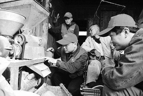 
　　湖南邵陽隆回縣供電公司黨員服務(wù)隊(duì)隊(duì)員為貧困戶鄭云奇修理飼料磨粉機(jī) 劉萍/攝

　　國網(wǎng)桂東縣供電公司到桂東縣光伏扶貧點(diǎn)進(jìn)行回訪 王滔/攝

　　國網(wǎng)隆回縣供電公司共產(chǎn)黨員服務(wù)隊(duì)到扶貧村七江鎮(zhèn)金塘村開展“結(jié)對(duì)幫扶 圓夢他人”主題黨日活動(dòng) 劉萍/攝

　　國網(wǎng)郴州供電公司脫貧摘帽農(nóng)網(wǎng)改造工程施工過程中，電力員工正在桂東縣橋頭鄉(xiāng)順義村施工作業(yè) 張愷姣/攝

　　新年伊始，在湖南株洲茶陵縣的農(nóng)村出現(xiàn)了一個(gè)“新面貌”：成片成片的“光伏板”