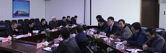 
	中國儲能網(wǎng)訊：1月12日上午8時30分，國家能源局總工程師韓水、電網(wǎng)處副處長譚洪江、陳國棟、南方電網(wǎng)計劃發(fā)展部主任助理陳旭、李勇琦一行5人，為了解大連儲能產(chǎn)業(yè)發(fā)展及液流電池儲能調(diào)峰電站國家示范項目建設(shè)情況，來到大連恒流儲能電站有限公司開展實地調(diào)研工作。大連市發(fā)改委副主任肖生濱，能源處處長韓冰、李強，集團(tuán)公司董事長、黨委書記邵陽，總經(jīng)理田魯煒，恒流公司總經(jīng)理梁立中、副總經(jīng)理宮繼禹、儲能項目辦副主任鄭文軍，融科儲能副總經(jīng)理王東、副總工程師劉宗浩等企業(yè)領(lǐng)導(dǎo)陪同調(diào)研