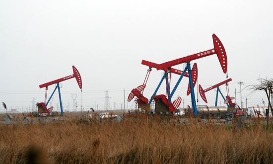 　　截至1月12日，冀東油田環(huán)境監(jiān)測(cè)站自2017年以來(lái)，累計(jì)完成生化水、生活污水取樣化驗(yàn)312次，完成大氣及廢氣監(jiān)測(cè)36樣次，進(jìn)行環(huán)境噪聲監(jiān)測(cè)988次，安全準(zhǔn)確率及數(shù)據(jù)準(zhǔn)確率達(dá)100%，環(huán)境監(jiān)測(cè)能力進(jìn)一步提升。  (圖片來(lái)自網(wǎng)絡(luò)，侵刪) 　　近年來(lái)，隨著新環(huán)保法的實(shí)施，冀東油田加大了對(duì)環(huán)保的監(jiān)測(cè)和投入力度，多措并舉提升環(huán)境監(jiān)測(cè)能力