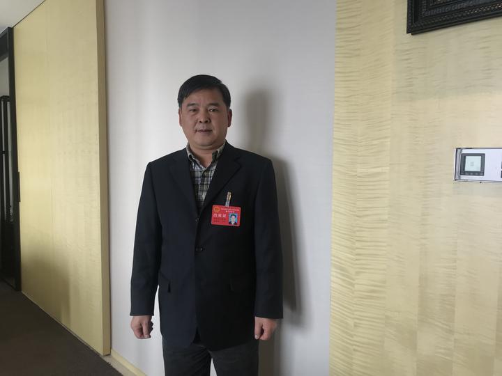 　　浙江寧波“兩會(huì)”上，寧波市人大代表、國(guó)網(wǎng)寧波電力小草奉化服務(wù)隊(duì)隊(duì)長(zhǎng)周國(guó)軍十分關(guān)心社會(huì)公共事業(yè)服務(wù)工作，他建議，要積極推進(jìn)新建住宅小區(qū)水表、電表、氣表、熱表等“多表合一”建設(shè)，促進(jìn)智能樓宇和“互聯(lián)網(wǎng)+”智慧能源發(fā)展，提升社會(huì)公共事業(yè)服務(wù)水平。  圖為浙江寧波“兩會(huì)”代表周國(guó)軍 　　在周國(guó)軍看來(lái)，“多表合一”建設(shè)有重要的意義