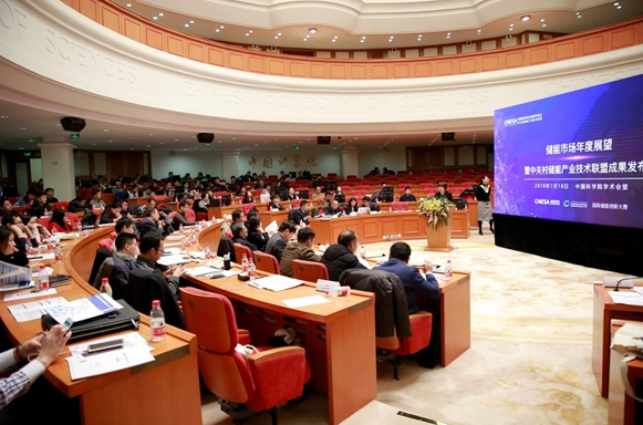 1月18日，由中關(guān)村儲(chǔ)能產(chǎn)業(yè)技術(shù)聯(lián)盟(CNESA)主辦的“儲(chǔ)能市場(chǎng)年度展望暨CNESA成果發(fā)布會(huì)”在北京舉行。過(guò)去的2017年，儲(chǔ)能領(lǐng)域全球投資持續(xù)增長(zhǎng)、行業(yè)技術(shù)不斷取得突破、商業(yè)模式涌現(xiàn)，首個(gè)國(guó)家級(jí)儲(chǔ)能產(chǎn)業(yè)政策《儲(chǔ)能指導(dǎo)意見(jiàn)》的發(fā)布則開(kāi)啟了行業(yè)身份地位、市場(chǎng)機(jī)制都更加明確的新篇章