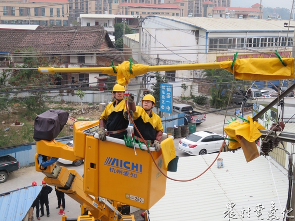 

　　農(nóng)村電氣化網(wǎng)訊：1月18日，國網(wǎng)仙游縣供電公司配電帶電作業(yè)班圓滿完成在10千伏柳坑線605線路#017桿帶負(fù)荷更換損傷隔離刀閘的消缺作業(yè)，進(jìn)一步保障用戶安全穩(wěn)定用電，此次作業(yè)也是該公司首次獨(dú)立完成帶負(fù)荷更換隔離刀閘作業(yè)。

　　據(jù)了解，帶負(fù)荷帶電作業(yè)與傳統(tǒng)的空載帶電作業(yè)項(xiàng)目相比，對(duì)技術(shù)性的要求更高，對(duì)帶電工作人員的細(xì)心和熟練程度的要求更嚴(yán)格