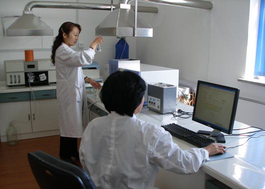 　　液相色譜、實(shí)時(shí)在線監(jiān)測(cè)、全員持證上崗……1月13日，在湖北鄂州市水質(zhì)檢測(cè)有限公司水質(zhì)檢測(cè)中心，92項(xiàng)參數(shù)的檢測(cè)能力、先進(jìn)的儀器設(shè)備、完善的管理制度，贏得評(píng)審專家交口稱贊。 (圖片來(lái)自吉林汪清縣自來(lái)水水質(zhì)檢測(cè)中心) 　　據(jù)悉，該公司依照《檢驗(yàn)檢測(cè)機(jī)構(gòu)資質(zhì)認(rèn)定評(píng)審準(zhǔn)則》建立管理體系，檢測(cè)能力包括生活飲用水65項(xiàng)、地表水51項(xiàng)、地下水34項(xiàng)、二次供水21項(xiàng)、污水39項(xiàng)、凈水劑10項(xiàng)，合計(jì)6類產(chǎn)品92項(xiàng)參數(shù)(相同項(xiàng)目算作同一參數(shù))