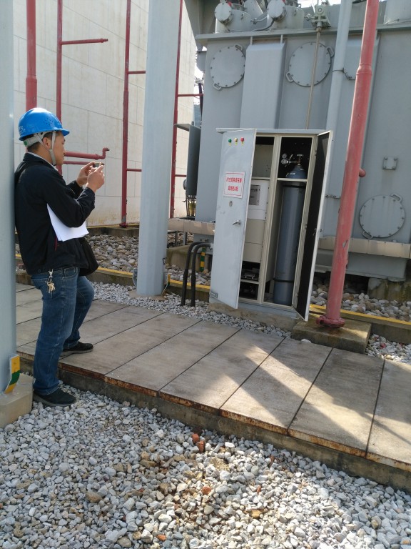 　　2018年1月16日，云南電科院人員來(lái)到紅河供電局開(kāi)展色譜在線裝置的校驗(yàn)工作，協(xié)作人員有變電管理所試驗(yàn)二班成員閔師和巡維班的運(yùn)行人員，  　　此項(xiàng)目是針對(duì)已安裝和即將安裝的色譜在線裝置的校驗(yàn)，主要檢測(cè)色譜在線裝置數(shù)據(jù)的準(zhǔn)確度，而數(shù)據(jù)可信度是準(zhǔn)確判斷變電設(shè)備運(yùn)行工況的重要依據(jù)和色譜在線裝置能預(yù)測(cè)設(shè)備風(fēng)險(xiǎn)的重要前提。 　　此項(xiàng)目是云南電科院針對(duì)云南省內(nèi)各供電局開(kāi)展的，既是對(duì)色譜在線裝置的可靠性的檢驗(yàn)，保證色譜在線裝置數(shù)據(jù)的準(zhǔn)確性，也是對(duì)各個(gè)供電單位色譜在線裝置安裝的信息收集