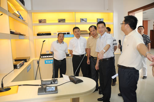 　　近日，廣東梅州市質(zhì)量計(jì)量監(jiān)督檢測(cè)所承擔(dān)籌建的廣東省質(zhì)量監(jiān)督電聲產(chǎn)品檢驗(yàn)站(梅州)正式通過(guò)現(xiàn)場(chǎng)驗(yàn)收。  (圖片來(lái)自網(wǎng)絡(luò)，侵刪) 　　專家組對(duì)省質(zhì)量監(jiān)督電聲產(chǎn)品檢驗(yàn)站(梅州)的技術(shù)能力、團(tuán)隊(duì)建設(shè)、科研能力、運(yùn)行狀況、影響力和權(quán)威性、地方政府支持等六方面工作和籌建任務(wù)書完成情況進(jìn)行了現(xiàn)場(chǎng)審核，認(rèn)為該站已完成籌建工作，實(shí)驗(yàn)室環(huán)境良好，關(guān)鍵檢測(cè)設(shè)備達(dá)到先進(jìn)水平