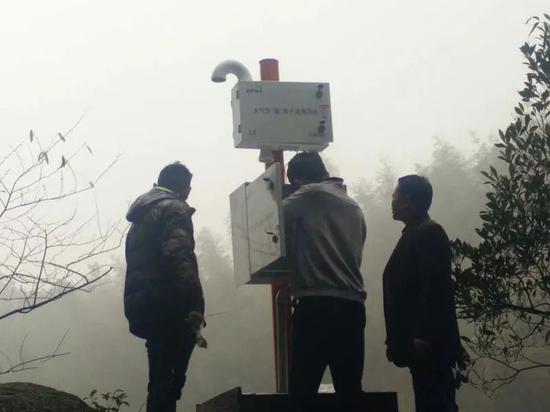 　　近日，廣西桂林市又一大氣負(fù)離子自動(dòng)監(jiān)測(cè)站建成并投入運(yùn)行，這是桂林市第四個(gè)監(jiān)測(cè)站。  圖片來(lái)自新浪廣西 　　那么，什么是大氣負(fù)離子自動(dòng)監(jiān)測(cè)站？ 　　大氣負(fù)離子自動(dòng)監(jiān)測(cè)站，主要監(jiān)測(cè)空氣中的負(fù)離子濃度