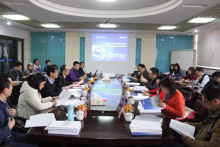 　　近日，浙江省計(jì)量院為主參與的國(guó)家重大科學(xué)儀器設(shè)備開(kāi)發(fā)專項(xiàng)“跨尺度三維光電振動(dòng)測(cè)量?jī)x的開(kāi)發(fā)和應(yīng)用”初步驗(yàn)收會(huì)召開(kāi)。  圖為驗(yàn)收會(huì)現(xiàn)場(chǎng) 　　驗(yàn)收會(huì)議由國(guó)家科技部委托浙江省科技廳組織