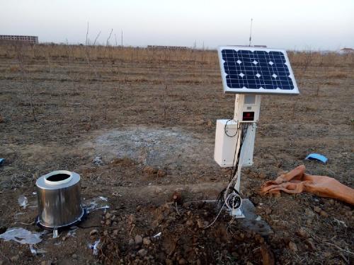 　　“大地，廣袤，深遠(yuǎn)。多像我們敬愛(ài)的母親的胸膛，那從內(nèi)心敞開(kāi)的強(qiáng)烈的色彩，因包容而萬(wàn)物生光……”人類世代在土地上繁衍生息，好的土壤既是糧食安全的重要保障，也是人們安居樂(lè)業(yè)的基礎(chǔ)