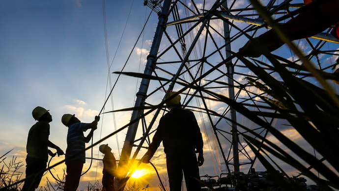 
　　打造卓越供電服務(wù)，實現(xiàn)客戶辦電流程更少、接電時限更短、接入成本更合理。1月16日，國網(wǎng)上海市電力公司正式啟動卓越供電服務(wù)建設(shè)工作，此舉對接世界銀行“營商環(huán)境評價指標(biāo)”，推動“獲得電力”指數(shù)的大幅提升，全力助力上海優(yōu)化具有國際競爭力的一流營商環(huán)境