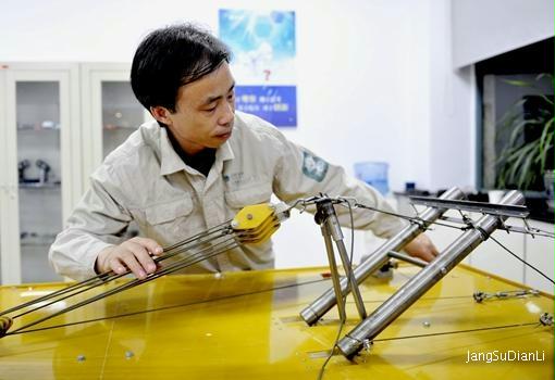 
　　1月16日，國網(wǎng)東?？h供電公司黨委開展向“中國好人”陳繼祥學(xué)習(xí)活動，集中學(xué)習(xí)該公司帶電作業(yè)班班長陳繼祥的先進事跡。陳繼祥于1月10日上榜2017年12月“中國好人榜”，當(dāng)選“敬業(yè)奉獻”類中國好人，這也是他繼2017年11月榮登“江蘇好人榜”之后獲得的又一殊榮