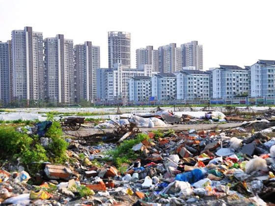 
            	城市垃圾 （資料圖 圖片來源網(wǎng)絡(luò)）“設(shè)市城市生活垃圾處理率98．74％，縣城生活垃圾處理率87％；資源化利用企業(yè)35個，年資源化處置能力超6000萬噸，居全國前列?！?月16日，河南省政府新聞辦召開新聞發(fā)布會，介紹城市垃圾處理這一民生實事的完成情況