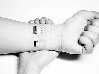 　　隨著智能終端的普及，可穿戴電子設(shè)備呈現(xiàn)出巨大的市場前景。傳感器作為核心部件之一，將影響可穿戴設(shè)備的功能設(shè)計與未來發(fā)展