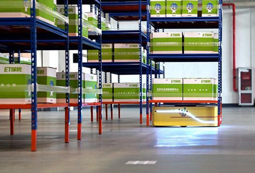 　　北京經(jīng)濟技術(shù)開發(fā)區(qū)依托北京亦莊保稅物流中心，采用國內(nèi)自主知識產(chǎn)權(quán)的最先進機器人技術(shù)路線，建成了全國首個跨境電商智能機器人倉庫——北京跨境電商智能一號機器人庫(簡稱智能一號)，將啟動跨境電商網(wǎng)購保稅業(yè)務(wù)，屆時北京地區(qū)的跨境電商企業(yè)可以在此享受到就近的智能化跨境電商服務(wù)，市民也能更加便捷地買到放心優(yōu)質(zhì)的進口商品。  圖片來自央視網(wǎng) 　　傳統(tǒng)的海淘是消費者在購物網(wǎng)站訂貨下單后，商品投遞到境外轉(zhuǎn)運公司倉庫后運送到國內(nèi)，再快遞到消費者手中，運輸時間較長，成本