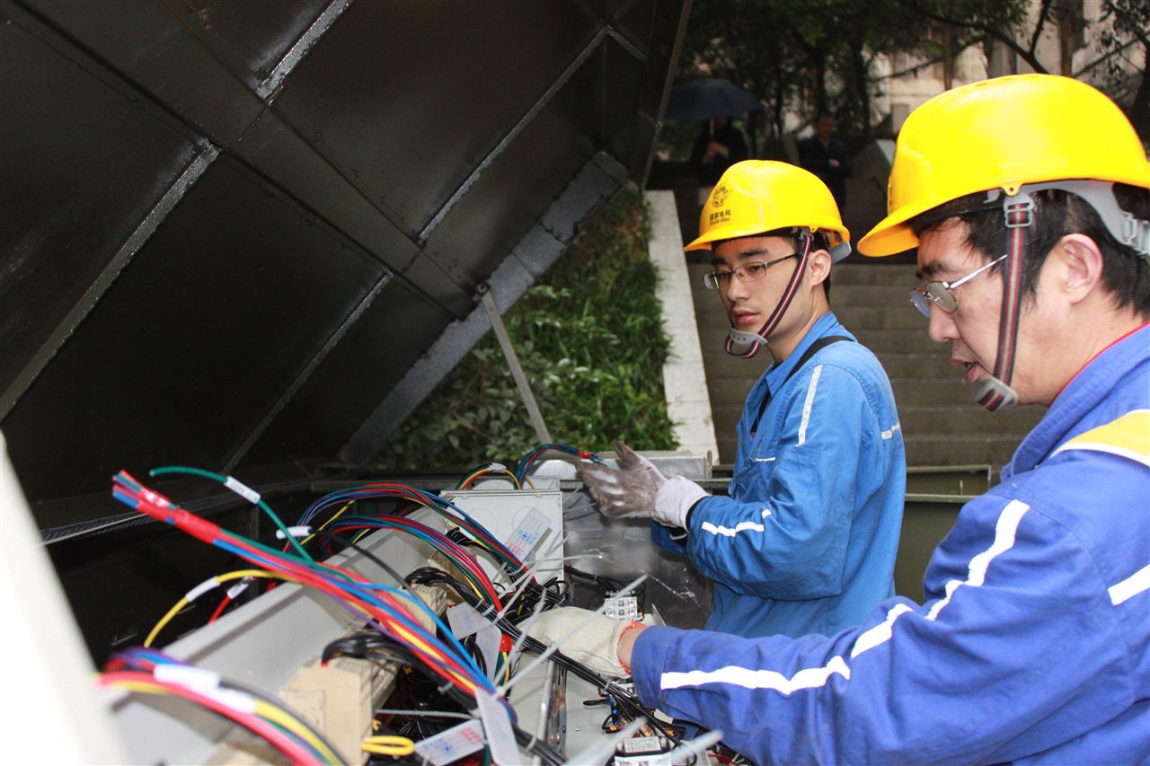 　　1月19日，江蘇鹽城市大豐區(qū)香堤雅郡小區(qū)自動(dòng)化改造線路成功送電，標(biāo)志著大豐區(qū)實(shí)現(xiàn)配網(wǎng)自動(dòng)化全覆蓋，電力供應(yīng)可靠性再上新臺(tái)階。這也是江蘇鹽城市首個(gè)建成配網(wǎng)自動(dòng)化縣(區(qū))