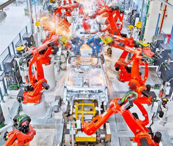 　　走進生產(chǎn)車間，工業(yè)機器人自動上下載具，小車自動搬運和配送載具，各工藝過程全自動化運行的場景在湖南長沙已不再是想象。2015年以來，湖南長沙共有20個企業(yè)、項目獲批國家級智能制造試點示范，企業(yè)和項目數(shù)量居中部省會第一，“智能制造”成為湖南長沙產(chǎn)業(yè)發(fā)展的新名片