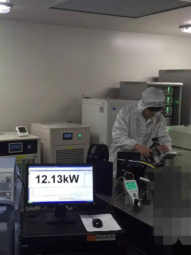 　　近日，中國(guó)電子科技集團(tuán)公司53所聯(lián)合國(guó)防科學(xué)技術(shù)大學(xué)高能激光技術(shù)團(tuán)隊(duì)成功研制出功率達(dá)到1.2萬(wàn)瓦的工業(yè)級(jí)光纖激光器，其綜合性能指標(biāo)達(dá)國(guó)際一流水平。該產(chǎn)品的問(wèn)世，將打破國(guó)內(nèi)萬(wàn)瓦級(jí)光纖激光器依賴進(jìn)口的局面，使得國(guó)產(chǎn)萬(wàn)瓦光纖激光器水平再上新臺(tái)階