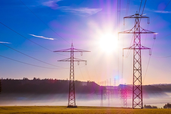 
            	近日，“特高壓±800kV直流輸電工程”項(xiàng)目獲得國(guó)家科學(xué)技術(shù)進(jìn)步獎(jiǎng)特等獎(jiǎng)，這不但是對(duì)特高壓技術(shù)的肯定，也是對(duì)常年來(lái)奮斗在電網(wǎng)一線(xiàn)的工作人員的肯定。作為世界首創(chuàng)的輸電技術(shù)，“特高壓±800kV直流輸電工程”項(xiàng)目是全球電壓等級(jí)最高、輸送容量最大、送電距離最遠(yuǎn)、技術(shù)水平最先進(jìn)的輸電技術(shù)